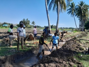 Babinsa Koramil 05/Aesesa Bersama Petani Gotong Royong Bersihkan Parit Tersier di Mbay I