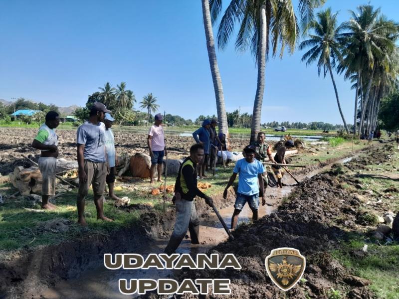 Babinsa Koramil 05/Aesesa Bersama Petani Gotong Royong Bersihkan Parit Tersier di Mbay I