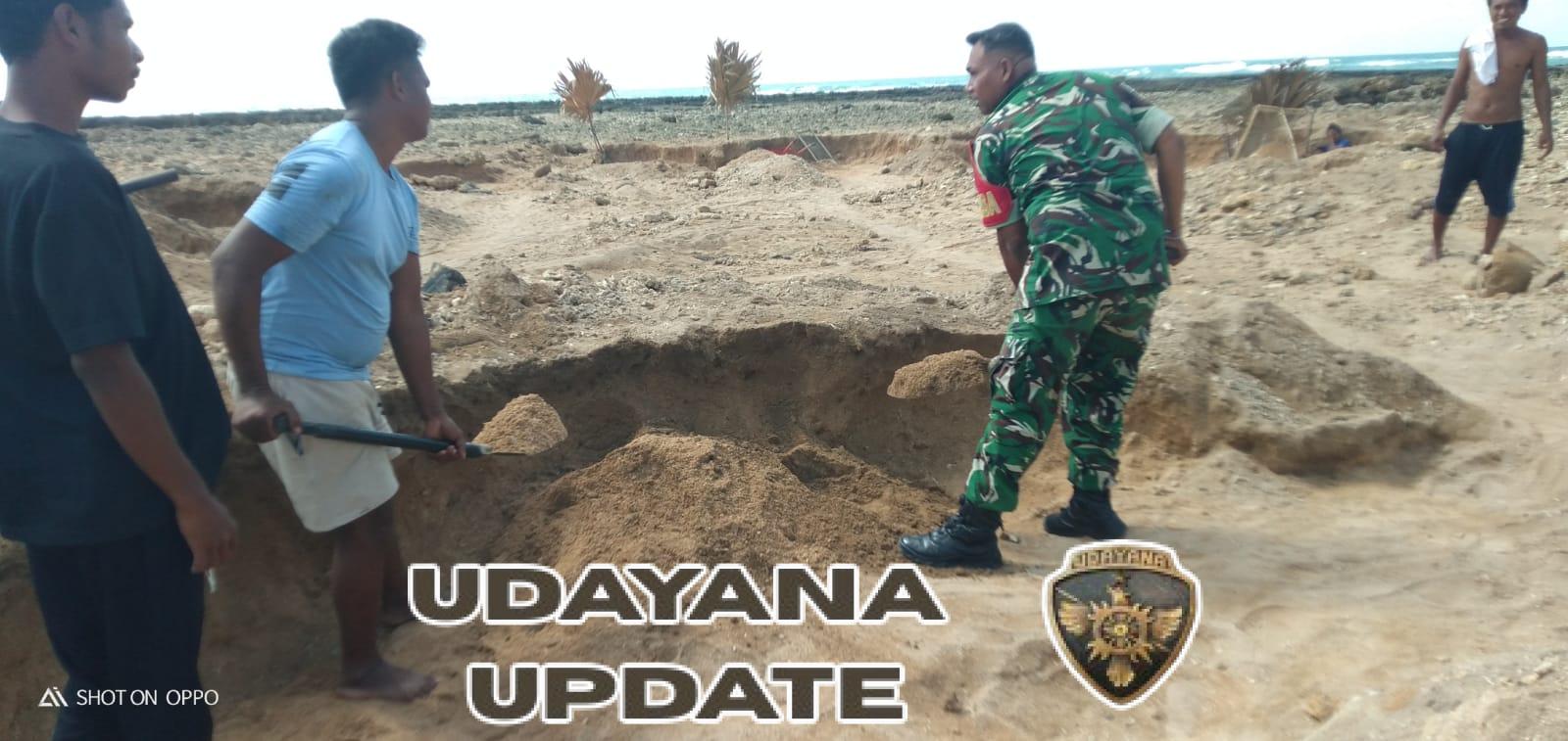 Monitoring Wilayah, Babinsa Koramil Pantai Baru Sekaligus Bantu Warga Bangun Rumah