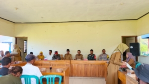 Babinsa Desa Tatar Dampingi Musdes Bahas Penertiban Hewan Ternak dan Pemeliharaan Lahan Pertanian