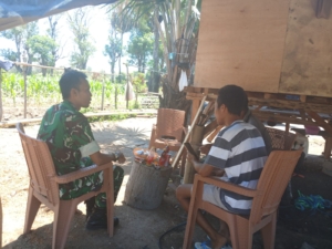 Babinsa Aesesa Jalin Kedekatan Lewat Komsos di Desa Olaia