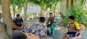 Babinsa Aesesa Selatan Jalin Silaturahmi Lewat Komsos di Desa Tutubada