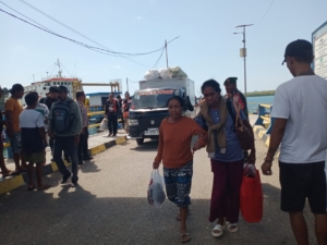 Babinsa Rote Ndao Amankan Aktivitas di Pelabuhan Pantai Baru