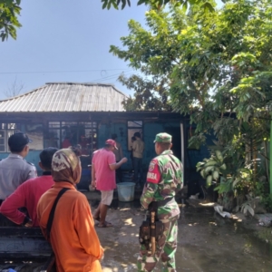 Babinsa Koramil 1607-06/Lape Lopok Sigap Bantu Evakuasi Pasca Kebakaran Panti Asuhan Al Mizan