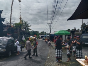 Babinsa Peninjoan Bersama Aparat Gabungan Gelar Patroli Amankan Tradisi Adat