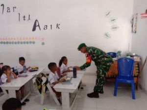 Babinsa Koramil 05/Waingapu Dampingi Pendistribusian MBG ke Sejumlah Sekolah