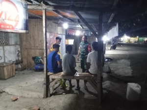 Babinsa Aesesa Gelar Patroli Malam Jaga Kamtibmas di Kelurahan Danga