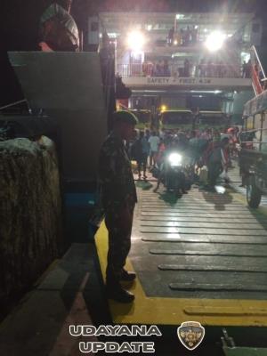 Babinsa Rote Ndao Amankan Kedatangan KM Garda Maritim 3 di Pelabuhan Pantai Baru