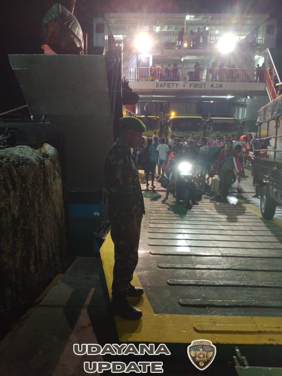 Babinsa Rote Ndao Amankan Kedatangan KM Garda Maritim 3 di Pelabuhan Pantai Baru