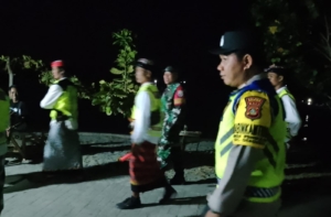 Babinsa, Babinkamtibmas, dan Pecalang Pastikan Keamanan Desa Pengulon Tetap Kondusif