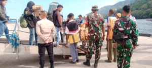 Babinsa Koramil 1602-01/Ende Kawal Kedatangan KM Binaiya di Pelabuhan IPPI