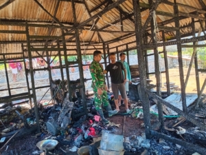 Babinsa Wolowaaru Tanggap Darurat, Bantu Warga Terdampak Kebakaran di Desa Nduaria
