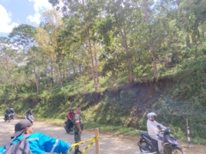 Babinsa Detusoko Kawal Kelancaran Arus Lalu Lintas di Portal Buka Tutup Desa Dile