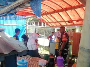 Babinsa Ramil 1602-01/Ende Tingkatkan Kamtibmas Lewat Komsos dan Pamwil di Kecamatan Ende Utara