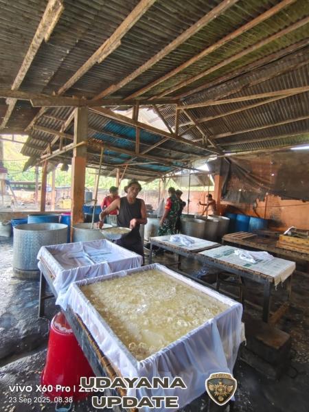 Babinsa Ramil 1602-01/Ende Lakukan Komsos dan Pamwil di Pabrik Tahu Tempe Lokoboko