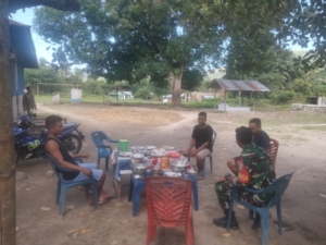 Babinsa Koramil Maurole Tingkatkan Sinergi dengan Masyarakat Desa Mausambi melalui Pamwil dan Komsos