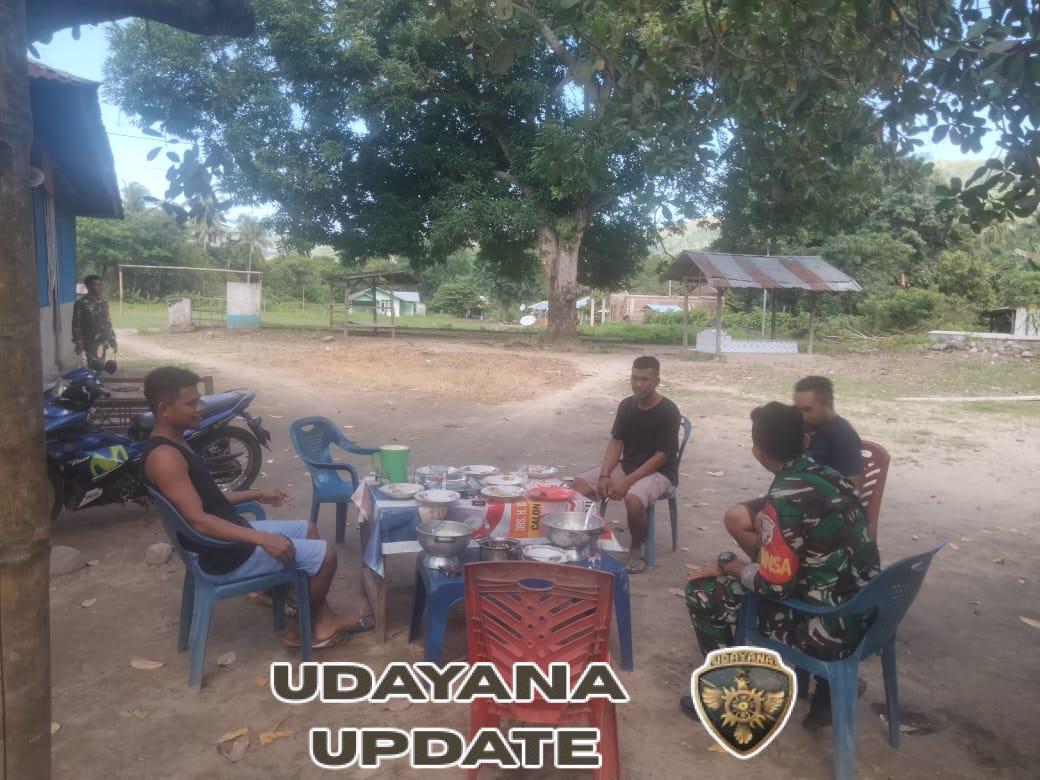 Babinsa Koramil Maurole Tingkatkan Sinergi dengan Masyarakat Desa Mausambi melalui Pamwil dan Komsos