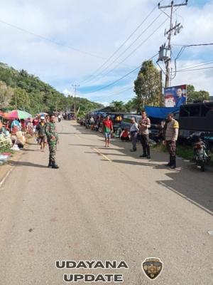 Babinsa Koramil Wolowaru Laksanakan Komsos dan Pamwil di Pasar Nuamuri, Warga Antusias Sambut Kehadiran TNI