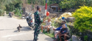 Babinsa Ramil 1602-01/Ende Tingkatkan Kewaspadaan Masyarakat di Desa Manulondo di Tengah Hujan Deras