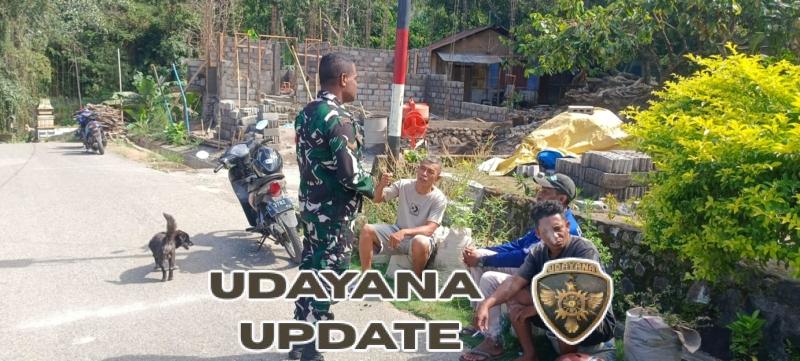 Babinsa Ramil 1602-01/Ende Tingkatkan Kewaspadaan Masyarakat di Desa Manulondo di Tengah Hujan Deras