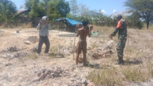 Babinsa Koramil Ndao Nuse Bantu Warga Angkut Batu untuk Pondasi Rumah