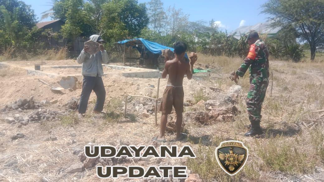 Babinsa Koramil Ndao Nuse Bantu Warga Angkut Batu untuk Pondasi Rumah
