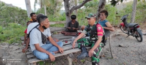 Babinsa Koramil Wolowaru Tingkatkan Komsos dan Pamwil di Desa Maubasa Timur