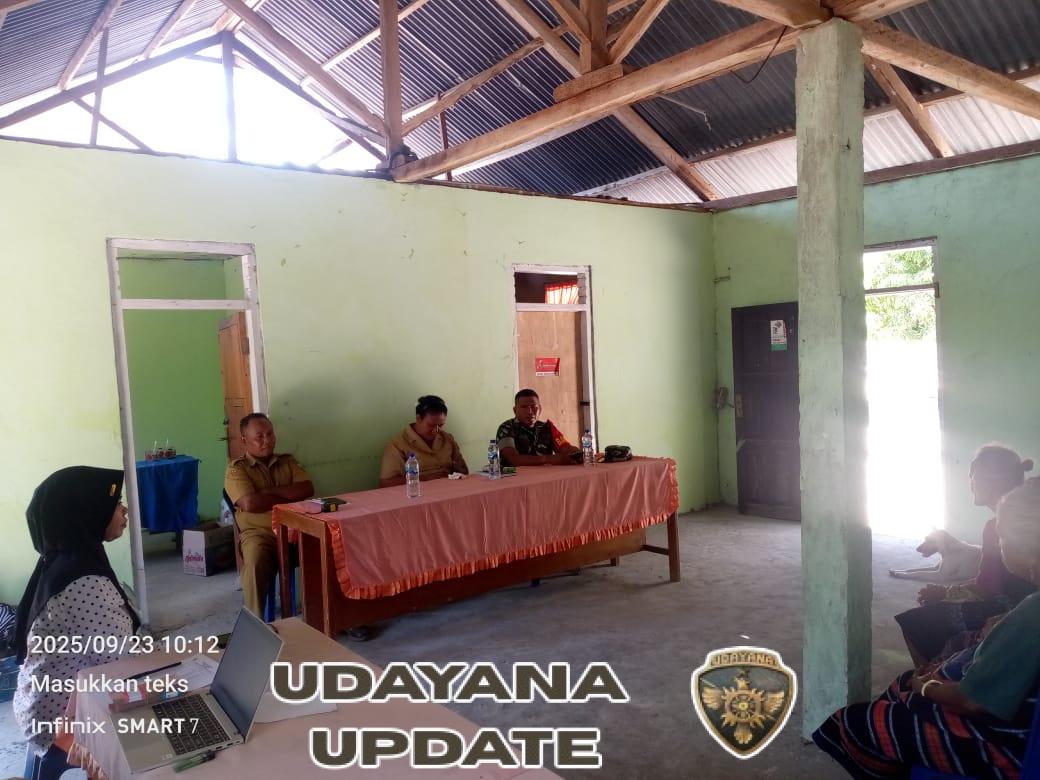 Babinsa Koramil Maurole Dampingi Penyaluran BLT Kemiskinan Ekstrim di Desa Niranusa