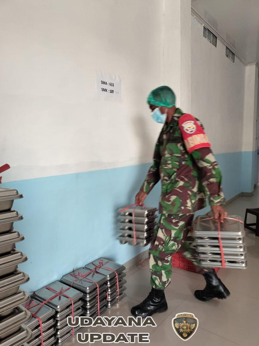 Babinsa Koptu Mesak Foeh Dampingi Pendistribusian Makanan Bergizi untuk 2.452 Siswa di Pantai Baru