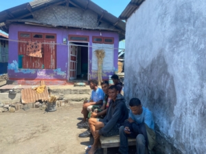 Babinsa Desa Pu’u Tara Laksanakan Komsos dan Pamwil, Warga Diajak Tetap Waspada