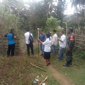Babinsa Tabundung Dampingi Pengukuran Tanah SDN Maubokul di Desa Billa