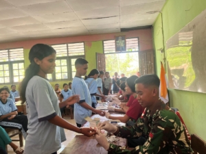 Satgas Pamtas dan Puskesmas Gelar Pemeriksaan Malaria di SMP San Daniel