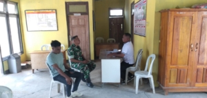 Babinsa Koramil 1627/02 Pantai Baru Monitoring dan Komsos di Desa Sonimanu