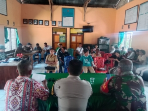 Babinsa dan Bhabinkamtibmas Oenitas Gelar Rapat Pencegahan Stunting di Desa