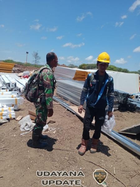 Personel Kodim 1627/RN Amankan Pembangunan Kawasan Sentra Industri Garam Nasional di Rote Ndao