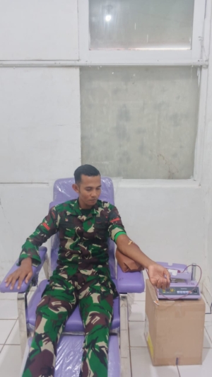 Babinsa Pratu Valentino Pellondou Donorkan Darah untuk Pasien di RSU Ba’a