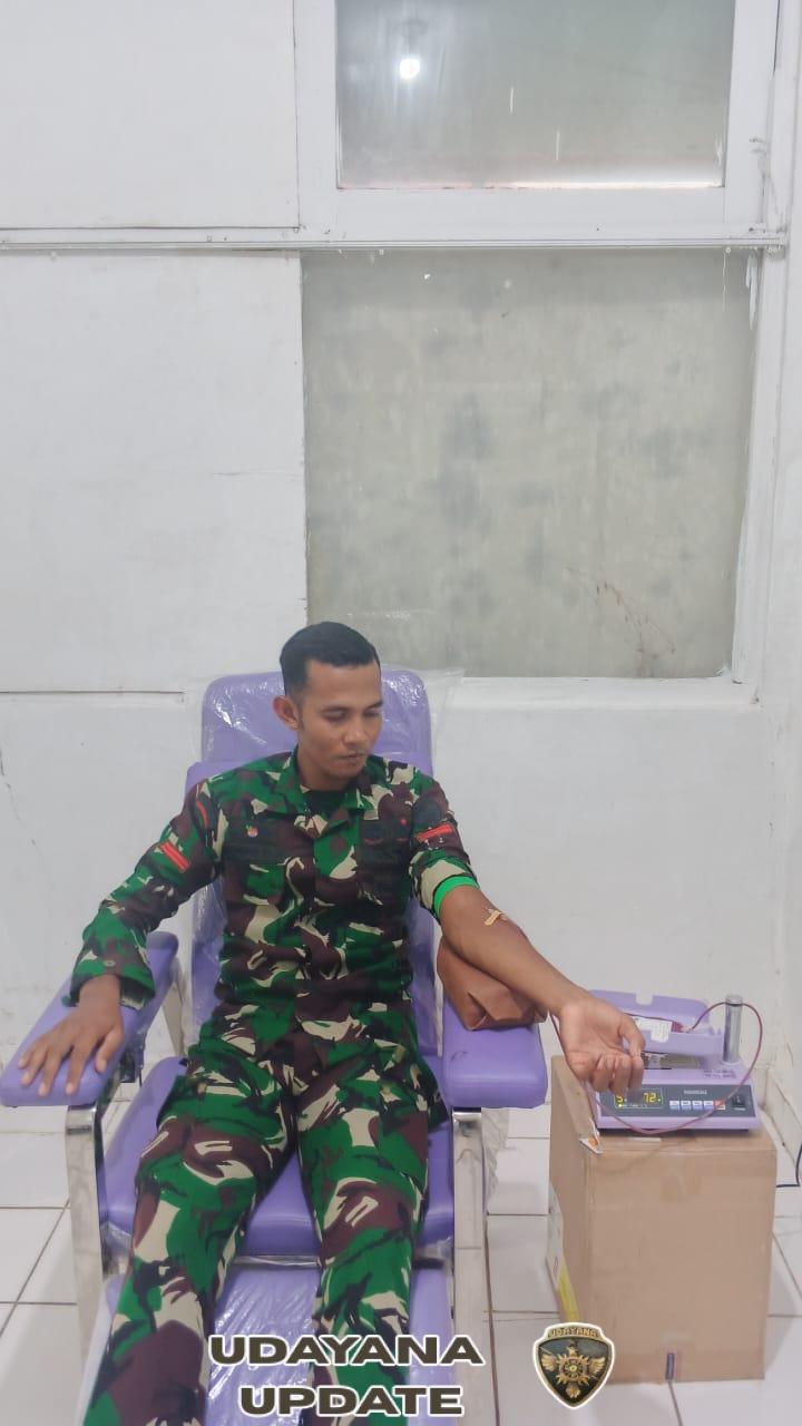 Babinsa Pratu Valentino Pellondou Donorkan Darah untuk Pasien di RSU Ba’a