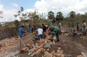 Babinsa Koramil 1625-05/Aesesa Hadiri Kegiatan Pembuatan Pondasi Rumah Mitra Karib