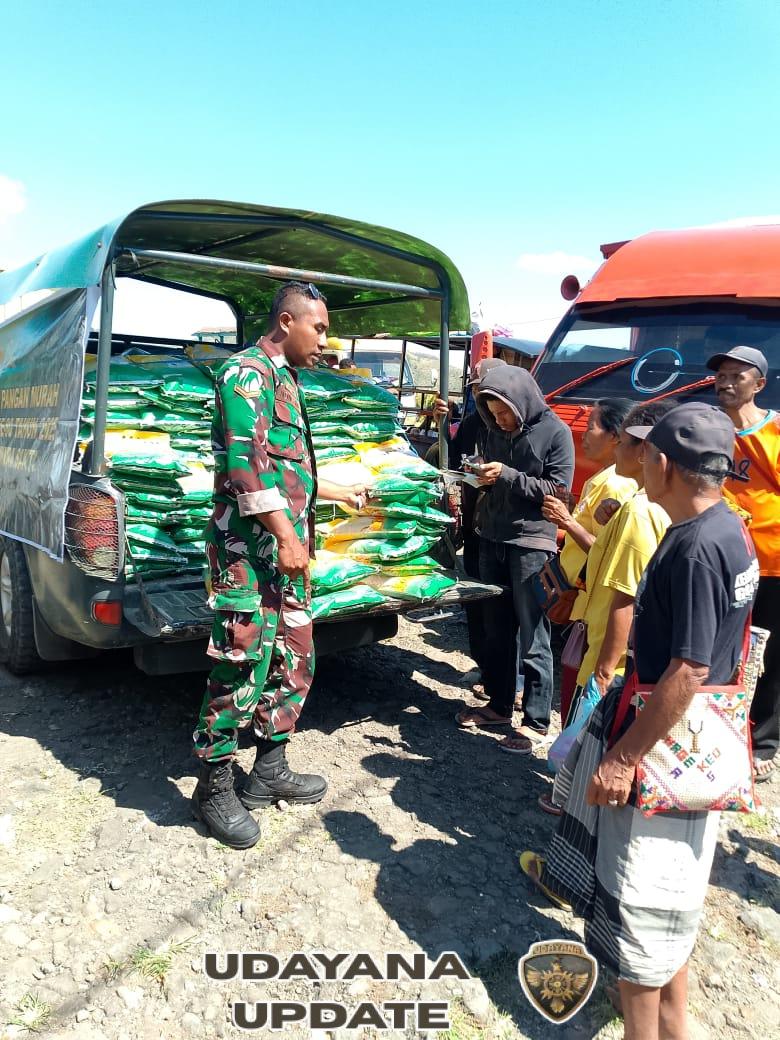 Babinsa Raja Dukung Gerakan Pangan Murah di Pasar Raja Boawae