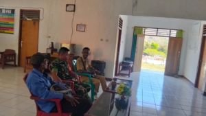 Babinsa Aesesa Selatan Jalin Komsos dengan Aparat Desa dan Tokoh Adat Langedhawe
