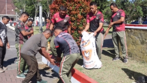 Jelang HUT TNI ke-80, Kodim 1625/Ngada Gelar Aksi Bersih di Taman Kartini Bajawa