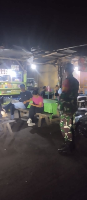 Babinsa Aimere Laksanakan Patroli dan Siskamling di Pelabuhan Aimere