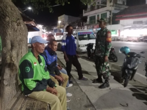 Babinsa Koramil 1608-04/Woha Gelar Patroli Malam, Tegaskan Larangan Main Hakim Sendiri