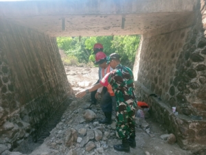 Babinsa Koramil 1608-05/Donggo Dampingi Tim PUPR Perbaiki Jembatan Rusak di Desa Punti