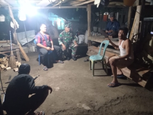 Babinsa Koramil 1628-02/Sekongkang Gelar Patroli Malam, Ajak Warga Jaga Keamanan Lingkungan