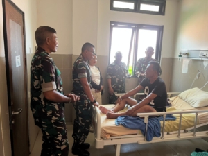 Dandim Klungkung Jenguk Istri Prajurit Dan PNS Yang Dirawat Di RSUD Klungkung