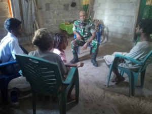 Pererat Hubungan dengan Masyarakat, Babinsa Miotim Kunjungi Rumah Mama Fransiska di Noemuti Timur