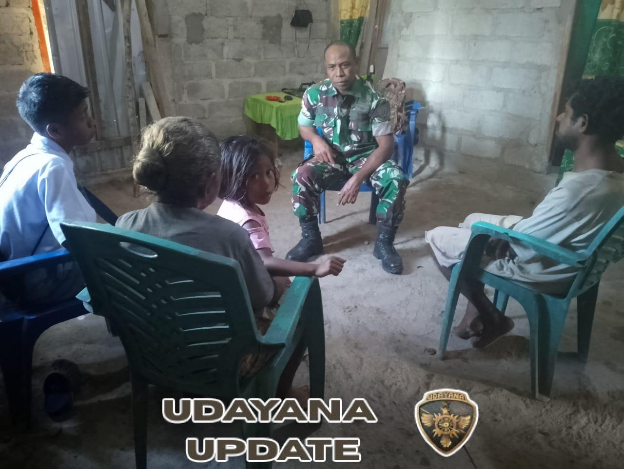 Pererat Hubungan dengan Masyarakat, Babinsa Miotim Kunjungi Rumah Mama Fransiska di Noemuti Timur