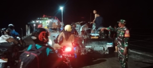 Babinsa Koramil 1602-01/Ende Kawal Kedatangan Kapal Darma Rucitra VIII di Pelabuhan IPPI