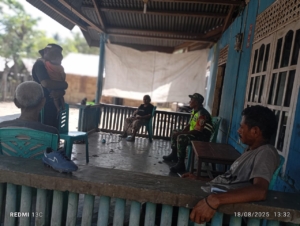 Babinsa Koramil 1602-01/Ende Jalin Komsos dengan Warga Desa Nuanaga untuk Tingkatkan Kamtibmas